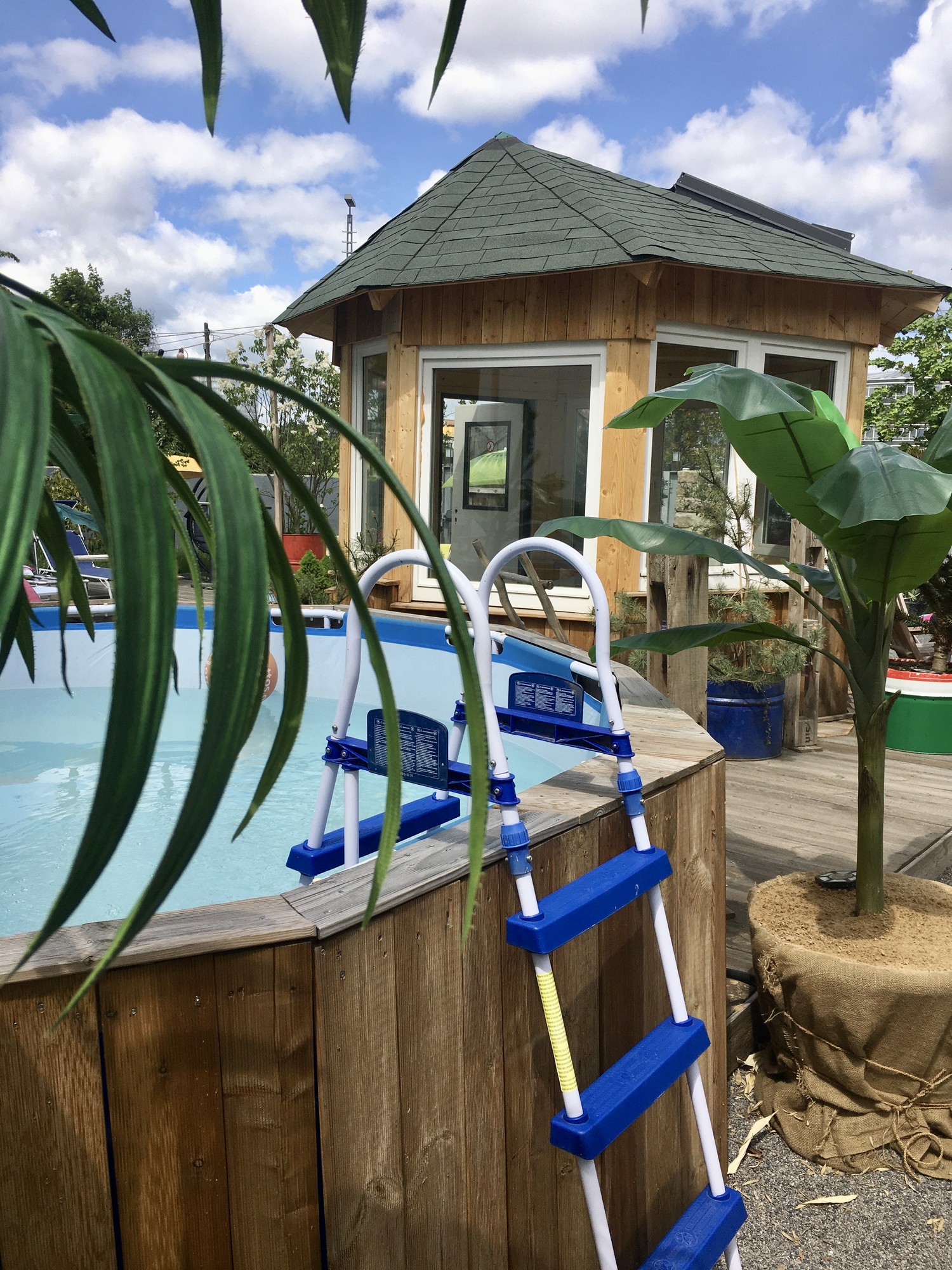 Pool, Umgebung