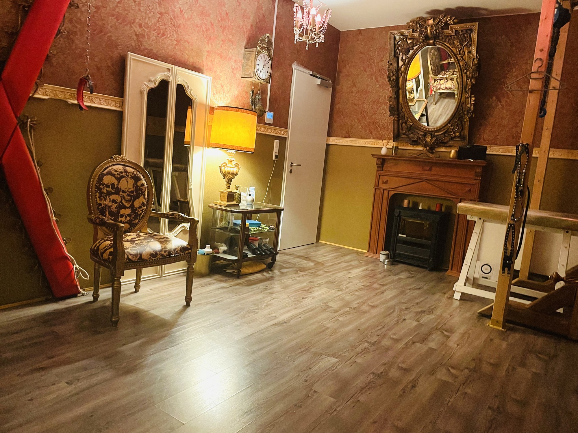 Goldenes Kabinett, Thronsessel auf dem Podest