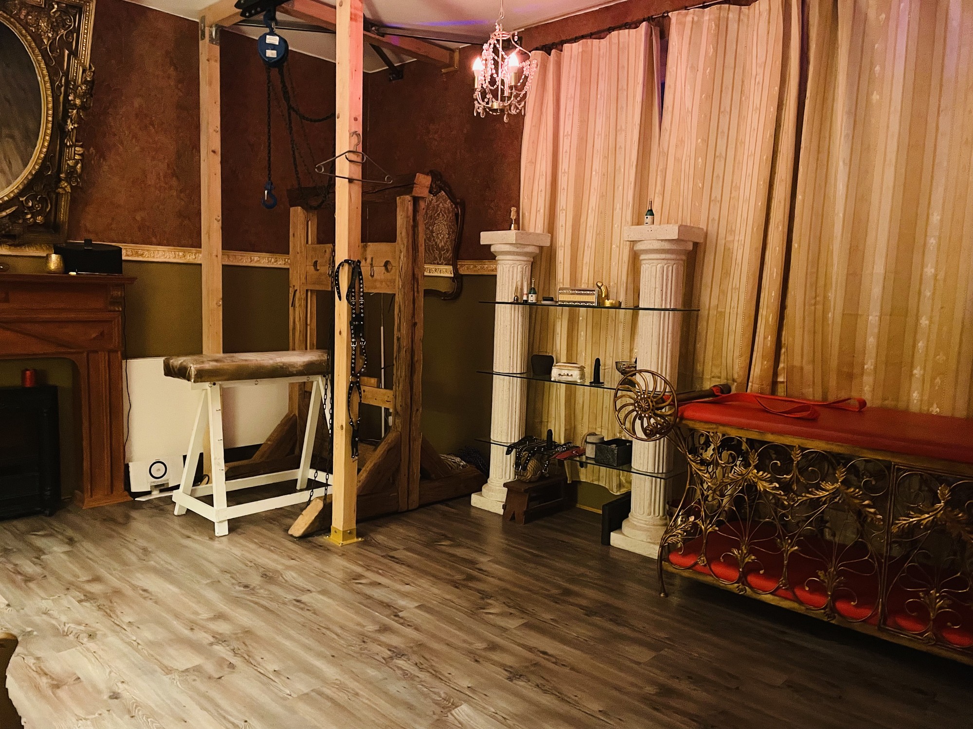 Goldenes Kabinett, Ausstattung an der Wand